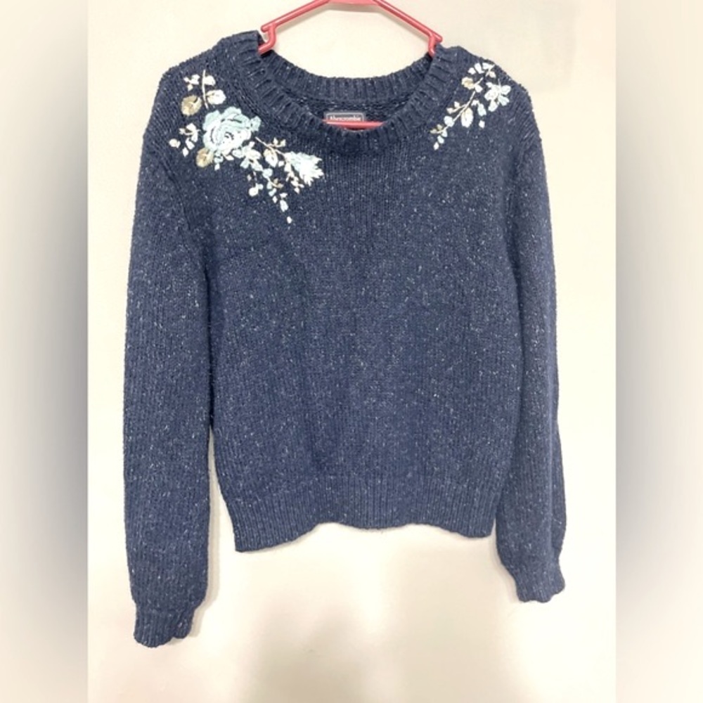Abercrombie and Fitch Floral Embroidered Heather Navy Sweater Size Small